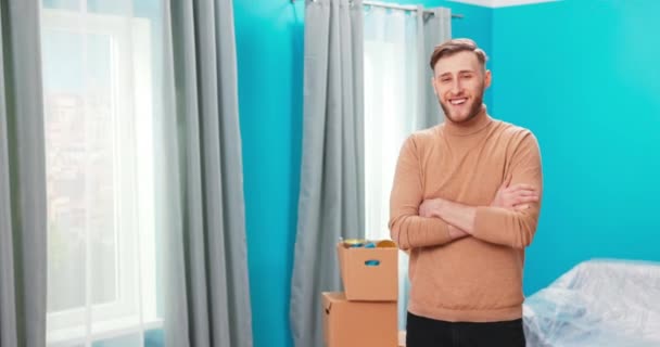 새 아파트 한 가운데서 있는 행복 한 청년의 모습. — 비디오