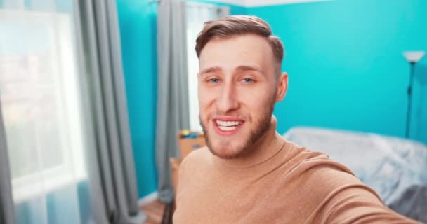 Young man move into new apartment. Man hold camera and talking on it. Showing his — Stock Video