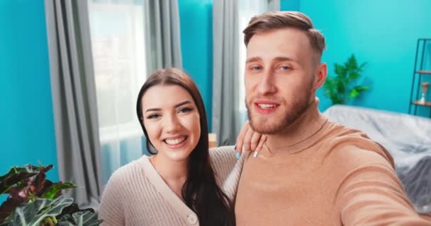 Close up retrato de jovem casal tendo vídeo blog de se mudar para novo apartamento. Bonito. — Vídeo de Stock