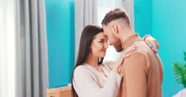 Mutlu, genç, beyaz çift kiracıları kucaklaşır, sarılır, gözlerine bakar ve romantik hafta sonlarında rahatlar.