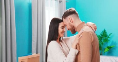 Yan bakış açısı genç aile yakınlaşmasını yakından çekiyor. Alınlarına dokunuyor, yakın ilişkinin tadını çıkarıyor.