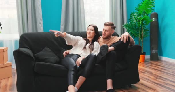 Pár plánuje nábytek, než vybalí. Dreamy mladý rodinný pár první sex domů kupující — Stock video