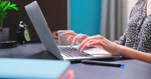 Gros plan des mains adolescentes tapant sur le clavier de l'ordinateur portable. Une jeune femme tape — Video