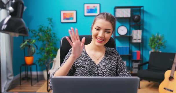 Giovane bella bruna ragazza video chattare con gli amici mentre si siede a una scrivania in un — Video Stock