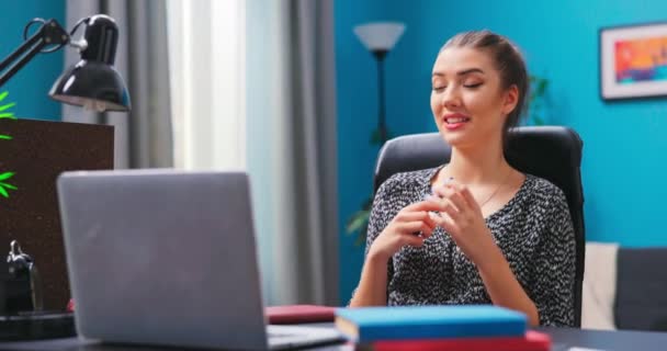 Una studentessa universitaria emotiva è una video chat su un computer portatile. Una teenager donna in — Video Stock