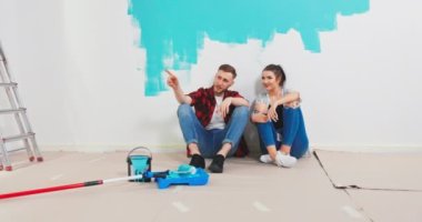 Yeni bir daire için dekorasyon arayan sevimli Amerikalı karı koca portresi.