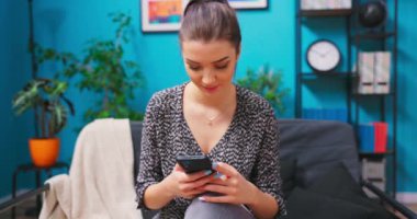 Evdeki Akıllı Telefonu Kullanarak Konforlu Oturma Odasında Güzel Kafkas Genç Bir Kızın Portresi.