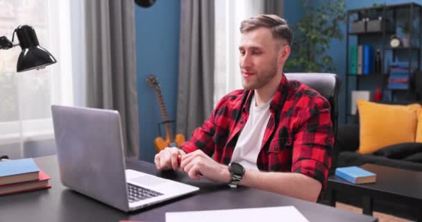Férfi diák, aki számítógépen dolgozik. Egy üzletember laptopot használ otthon. Internetes marketing, szabadúszó munka, munka — Stock videók