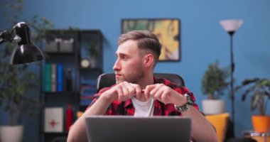 Genç bir kolej çocuğu aldığı e-postaya ne yazacağını merak ediyor..