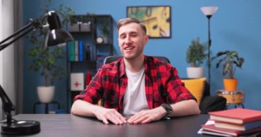 Yakışıklı bir erkek öğrenci oturma odasında bir masada oturuyor ve...