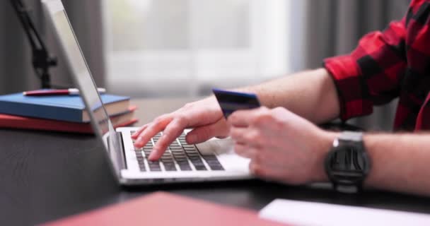 Primo piano delle mani del maschio adolescente. Una mano tiene la carta, il — Video Stock