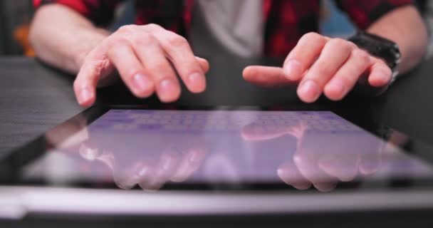 Close up de mãos de menino adolescente digitando no teclado tablet. Um jovem com um — Vídeo de Stock