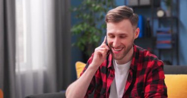 Bir erkek öğrenci bir arkadaşından telefon alır. Yakışıklı genç adam konuşuyor.