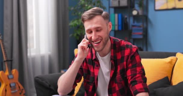 Un adolescent mâle étudiant dans une chemise en flanelle rouge parle à sa petite amie sur — Video