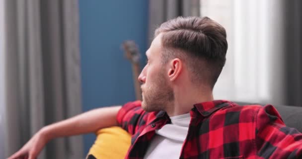 Un étudiant masculin en chemise de flanelle parle à sa petite amie au téléphone pendant — Video