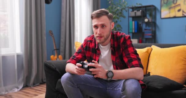 Collage student chłopiec cieszy się gry wideo za pomocą kontrolera koncentruje się na ciekawej działalności w mieszkaniu. — Wideo stockowe