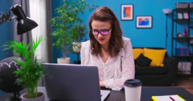 Genç ve güzel bir iş kadını evden uzakta çalışıyor. Güzel bir öğrenci kız...