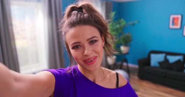Happy fitness kaukaska dziewczyna uśmiechnięta twarz macha ręką rozmawiając z kamerą internetową zrobić wideo rozmowy w — Wideo stockowe
