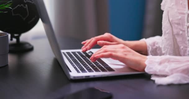 Feche as mãos arrumadas de um tipo de mulher jovem em um teclado de laptop. Trabalho remoto — Vídeo de Stock