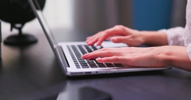 Närbild snyggt händer av en ung kvinna typ på en bärbar dator tangentbord. Fjärrarbete — Stockvideo