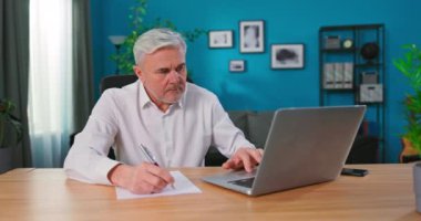 Çevrimiçi araştırma yapan, haberleri okuyan, finansal dergilere notlar alan nitelikli ciddi bir iş adamı. Odaklanmış