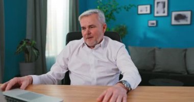 Profesyonel yetişkin yönetmen masasında oturuyor. Ofis stüdyosunda çalışıyor.