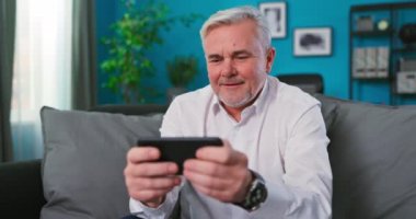 60 'lı yaşlardaki yaşlı kumarbazlar cep telefonu saklama aleti kullanırlar. Akıllı telefon videosu.