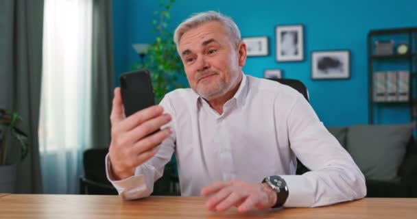 Âgé caucasien moyen vieil homme utiliser téléphone mobile pour communiquer parler avec les petits-enfants et les enfants — Video