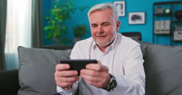 Jeux d'argent personnes âgées 60 ans utilisant jouer téléphone portable attente gadget smartphone vidéo — Video