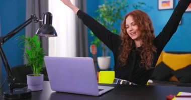 Genç kız sevinç dansı hareketleriyle çığlık atıyor. Harika haberlerle dolu bir e-posta alınca çok seviniyor.