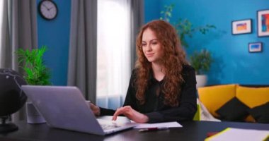 Genç öğrenci kız video ile iletişim kuruyor. Laptop bilgisayarına bakan genç konuşuyor, online konferans.,