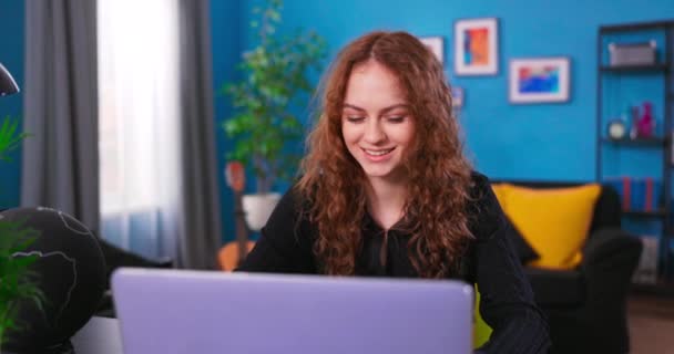 Образование и учеба дома. Молодая девушка-подросток, использующая ноутбук для учебы, наблюдения — стоковое видео