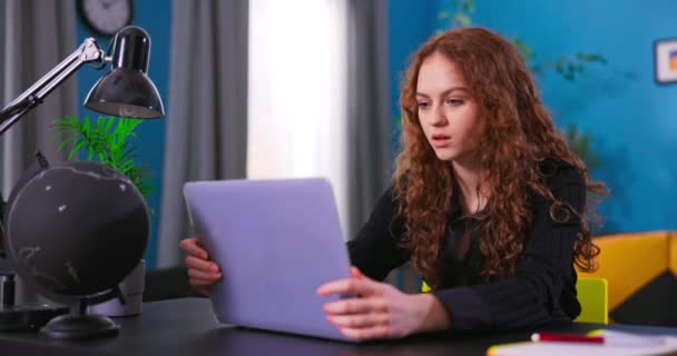 Arg upprörd ung kvinna kund som använder bärbar dator känner sig frustrerad arg över datorproblem, stressad — Stockvideo