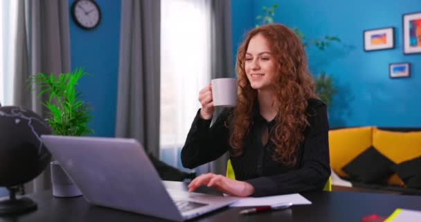 Beautiful Female Sitting at Desk in a Cozy Living Room and Following a Video School — Stok Video