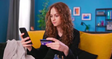 Güzel Genç Kız, kredi kartıyla cep telefonundan internet alımı yapıyor. Mutlu Çekici