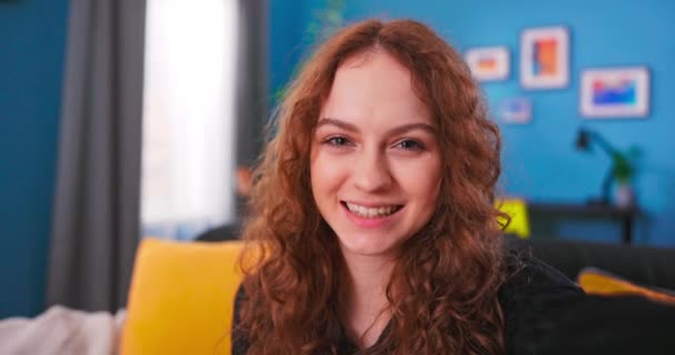 Glad söt vit tonåring flicka leende ansikte viftande hand prata med webcam göra videosamtal — Stockvideo