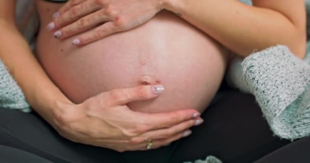 Ibu masa depan membelai perut dan menunjukkan bentuk jantung. Dekat dengan wanita hamil. Konsep — Stok Video