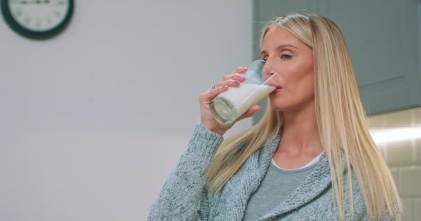 妊娠中の女性が台所で夢を見てミルクを飲んで — ストック動画