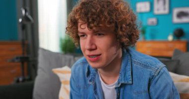 Genç Yakışıklı Oyuncu 'nun Portresi Koltukta Oturuyor ve Video Oyunlarında Oynuyor