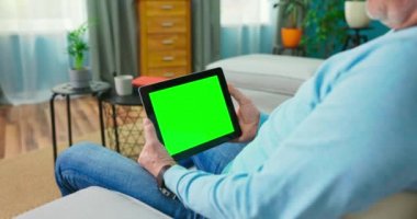 Yaşlı adam talep videosu web sitesinde dizi izliyor. Dijital tableti şununla kapat