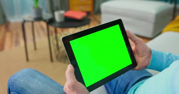 Close up de tablet digital com branco verde simular Tela display hold by old — Vídeo de Stock