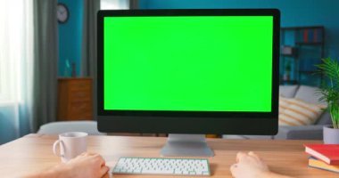 Erkek El, bilgisayar faresi kullanıyor. Modern Kişiliğe Yakınlaş