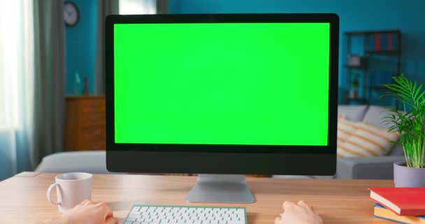 Close up of Male Hand ist mit der Computermaus. Moderner Personal Computer mit grünem Attrappen — Stockvideo