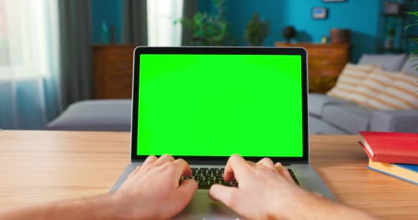 Знімок чоловічого клавіатурного ноутбука з порожнім екраном. Збільшити масштаб — стокове відео