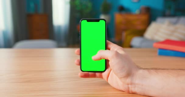 現代の緑のモックアップ画面上で男を保持し、手のジェスチャーを作るのクローズアップ — ストック動画