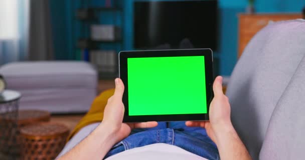 Hombre joven usando con Green Mock-up Screen Tablet Computer en modo horizontal paisaje. Hombre usando — Vídeo de stock