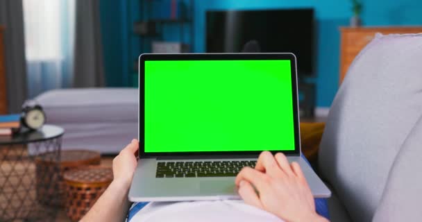 Muž pracující na Green Mock-Up Screen Laptop Computer. Guy pomocí notebooku zařízení, prohlížení Internetu, sledování — Stock video