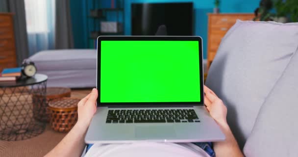 Zoomen Sie auf einen Laptop mit grünem Bildschirmmotiv. Mann spricht auf Video — Stockvideo