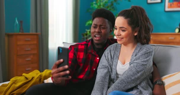 Un jeune garçon noir présente sa petite amie à sa famille par chat vidéo. Le Caucase — Video