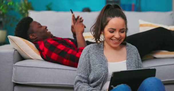 Привлекательная улыбающаяся белая женщина просматривает интернет-контент на планшете. За ее спиной. — стоковое видео